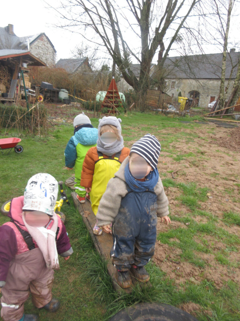 En équilibre dans le jardin